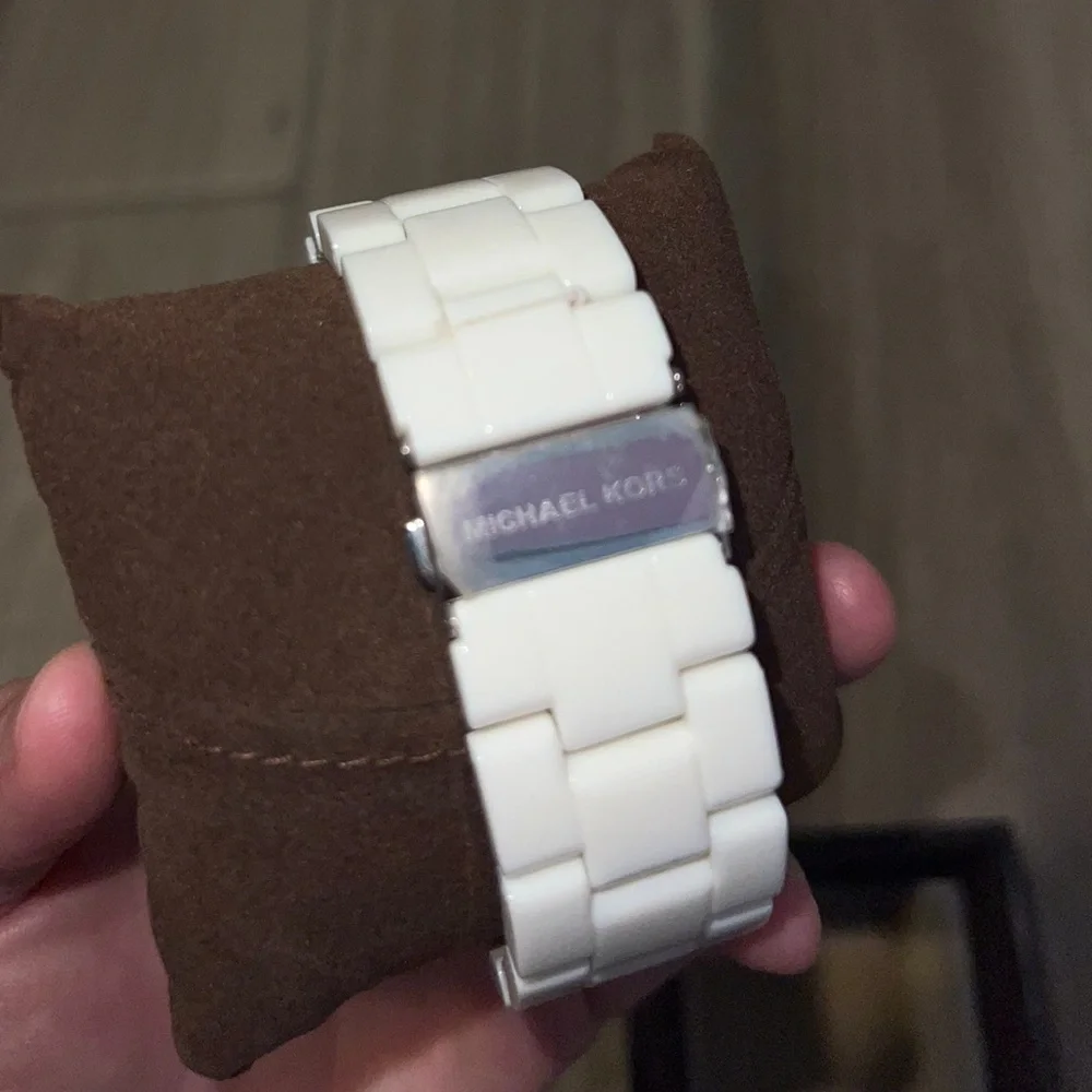 Elegant White Women's Watch - Picture 3 of 5